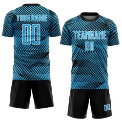 Aangepast hemelsblauw zwart-wit sublimatie voetbaltenue shirt Aangepast hemelsblauw zwart-wit sublimatie voetbaltenue shirt