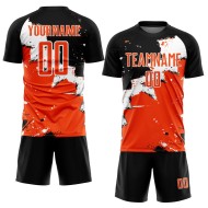 Aangepast zwart oranje-wit Spalsh sublimatie voetbaltenue shirt Aangepast zwart oranje-wit Spalsh sublimatie voetbaltenue shirt